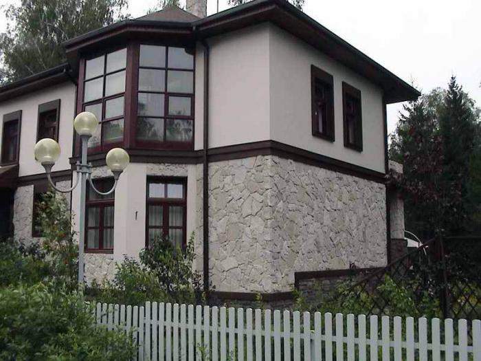 Оформление фасадов домов камнем и штукатуркой
