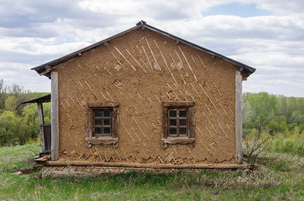 Старий будинок, оштукатурений глиною